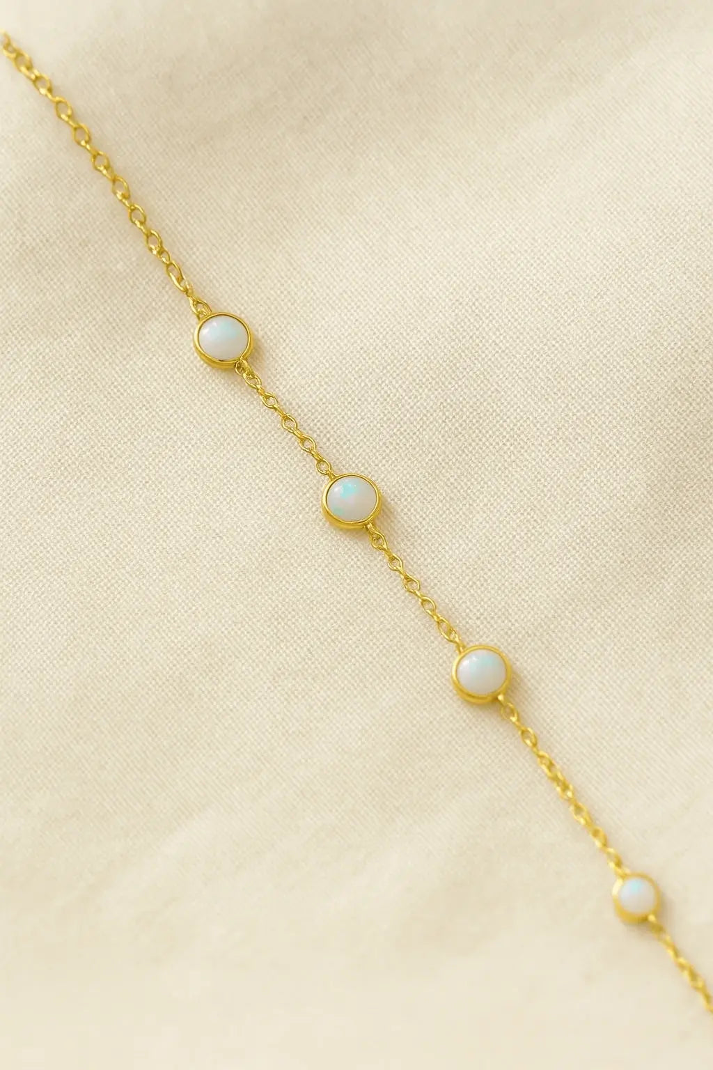Pulseira dourada pedra opalina central delicada Prata 925 Simplicité