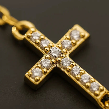 Detalhe macro pulseira cruz pedras brilhantes acabamento polido ouro 18k