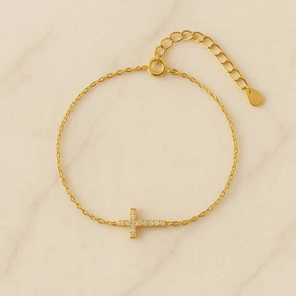 Pulseira minimalista cruz dourada zircônias sobre pedra natural clara