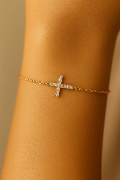 Pulso feminino usando pulseira de cruz dourada cravejada estilo proteção elegante