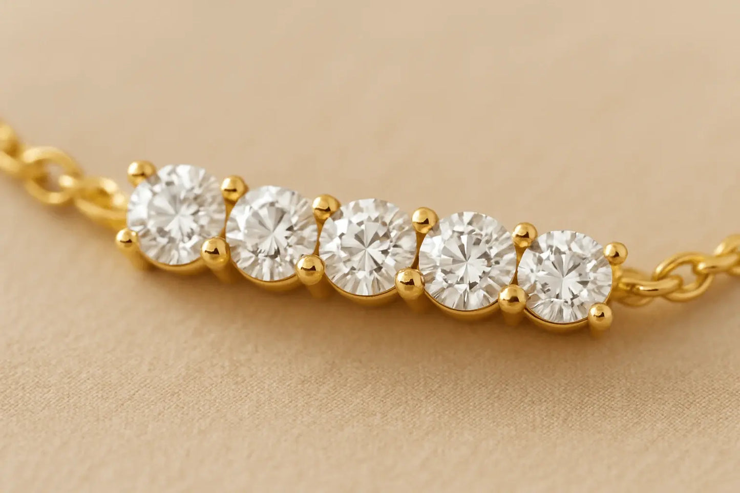 Detalhe macro pulseira barra zircônias alinhadas acabamento polido ouro 18k