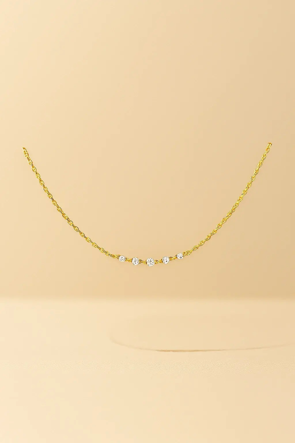 Pulseira de barra dourada vista frontal design minimalista geométrico