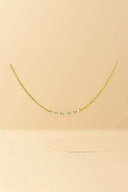 Pulseira de barra dourada vista frontal design minimalista geométrico