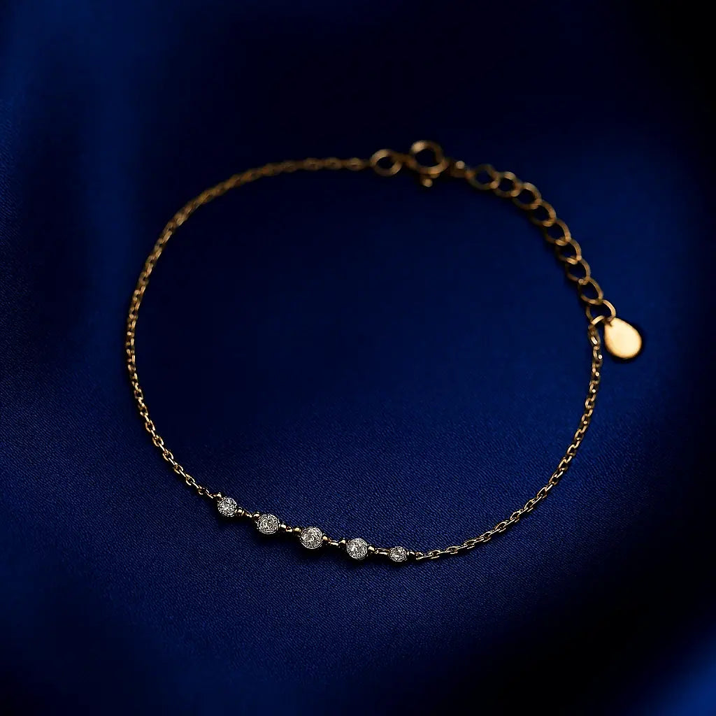 Joia feminina pulseira linha de luz delicada sobre fundo veludo azul royal Simplicité