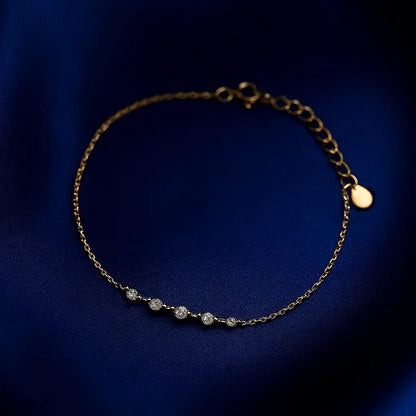 Joia feminina pulseira linha de luz delicada sobre fundo veludo azul royal Simplicité