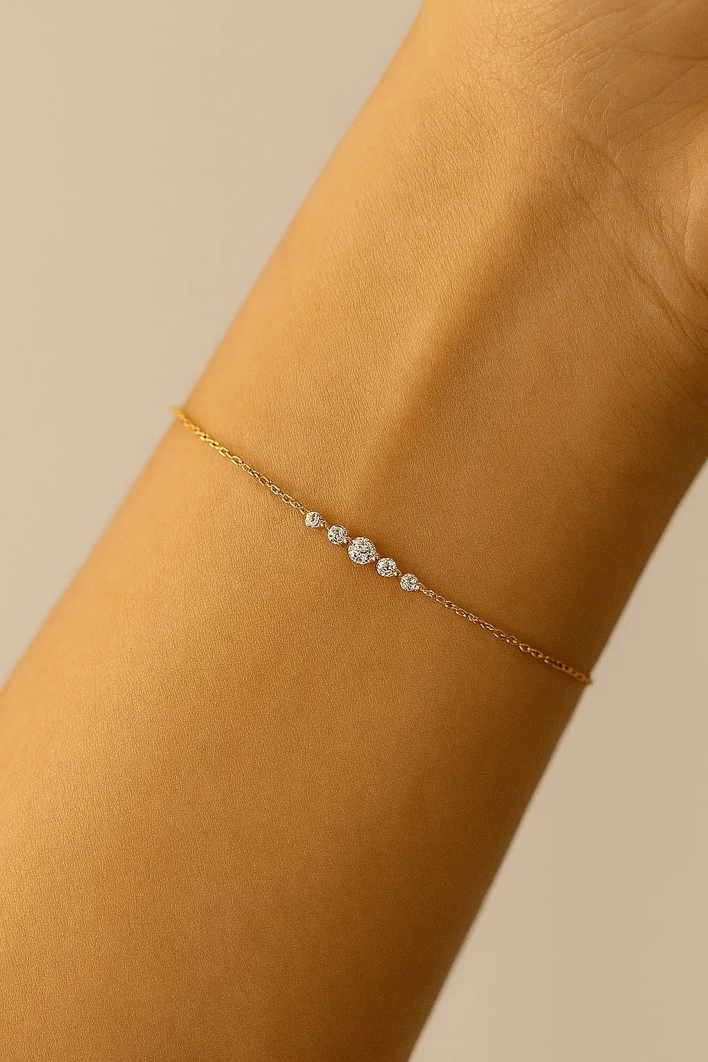 Pulso feminino usando pulseira de barra dourada com brilho estilo moderno