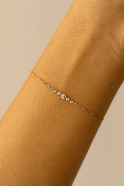 Pulso feminino usando pulseira de barra dourada com brilho estilo moderno