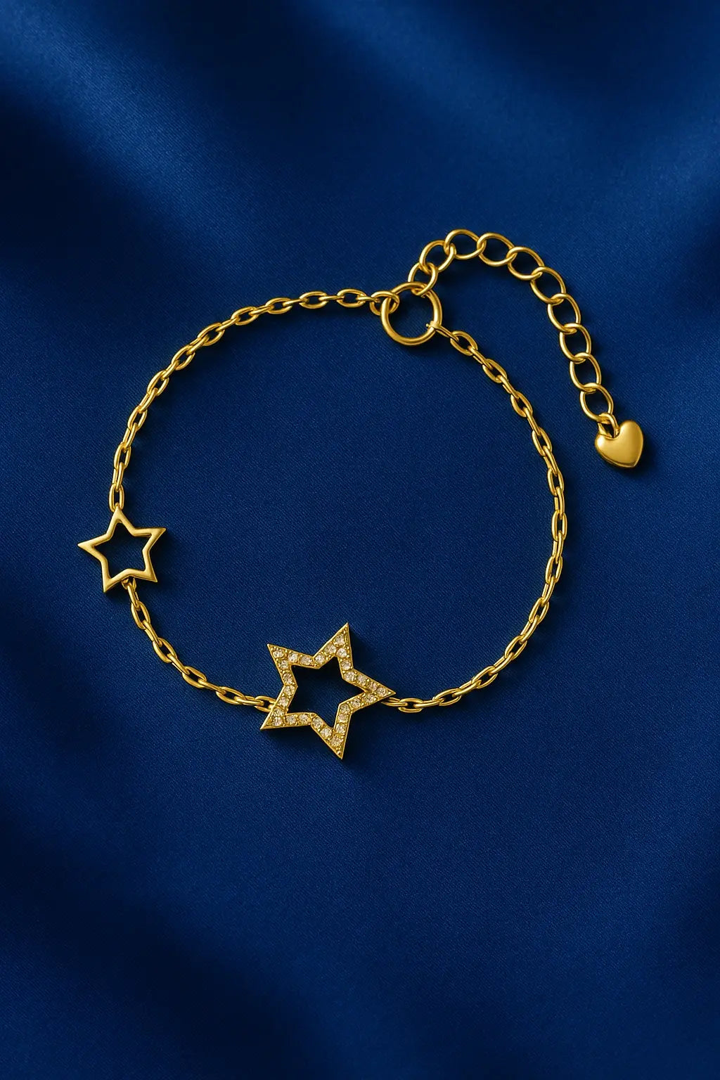 Joia feminina pulseira estrela luz delicada sobre fundo veludo azul royal Simplicité