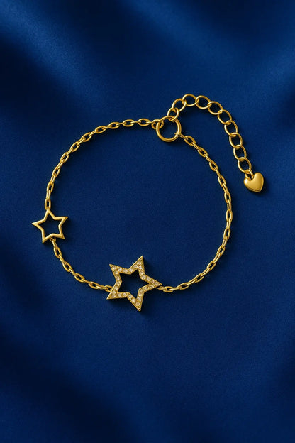 Joia feminina pulseira estrela luz delicada sobre fundo veludo azul royal Simplicité
