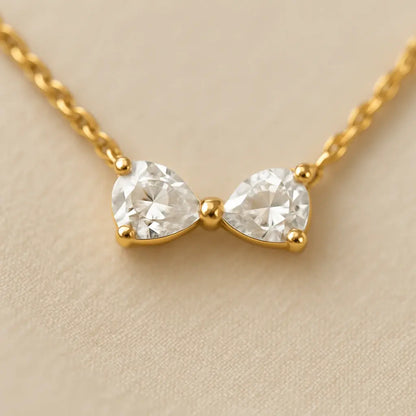 Detalhe macro pulseira pingente formato laço acabamento polido ouro 18k