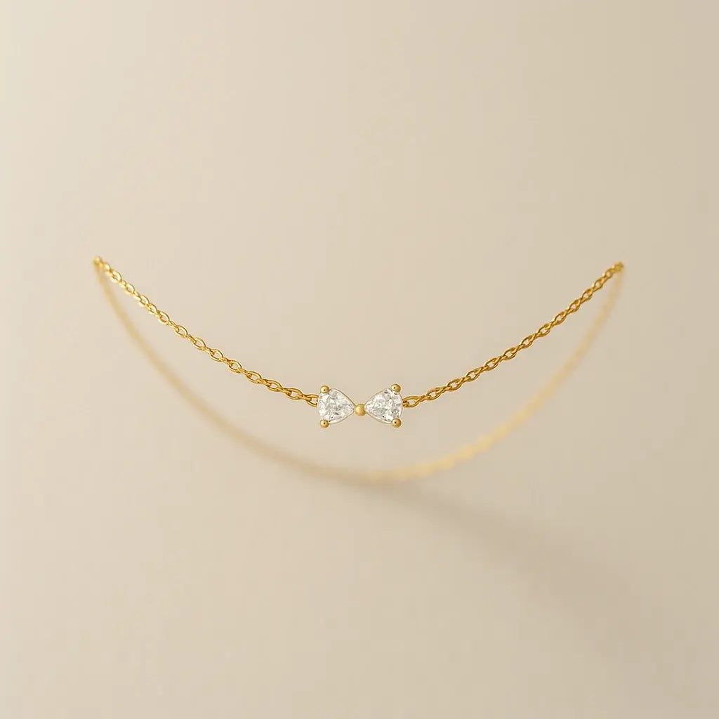 Pulseira de laço dourada vista frontal design romântico minimalista