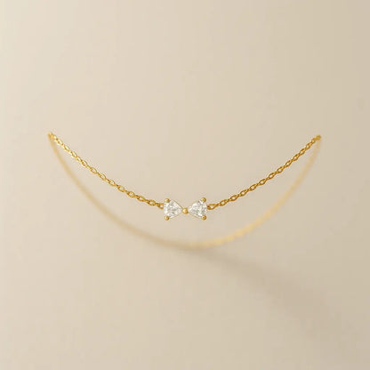 Pulseira de laço dourada vista frontal design romântico minimalista