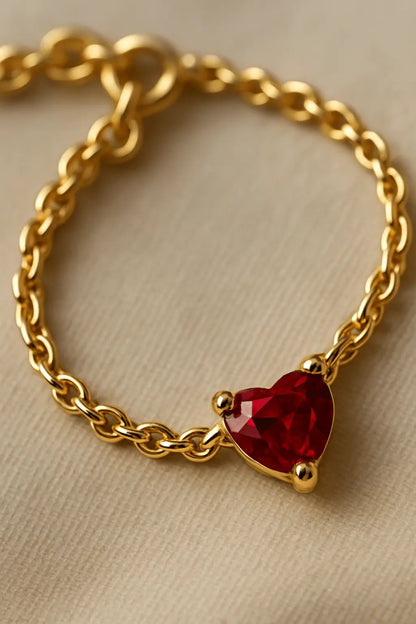 Detalhe macro pulseira coração delicado acabamento polido ouro 18k