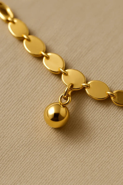 Detalhe macro pulseira sequência de esferas douradas acabamento polido ouro 18k