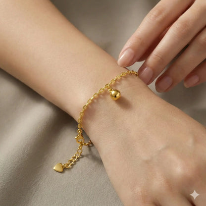 Pulso feminino usando pulseira de esferas dourada estilo moderno e atemporal