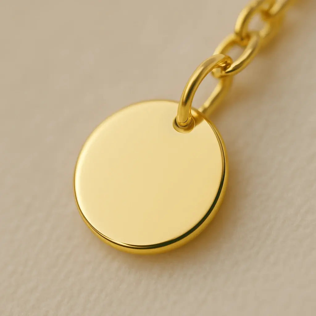 Detalhe macro tornozeleira elos redondos entrelaçados acabamento polido ouro 18k