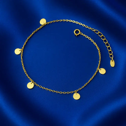 Joia feminina tornozeleira geométrica delicada sobre fundo veludo azul royal Simplicité