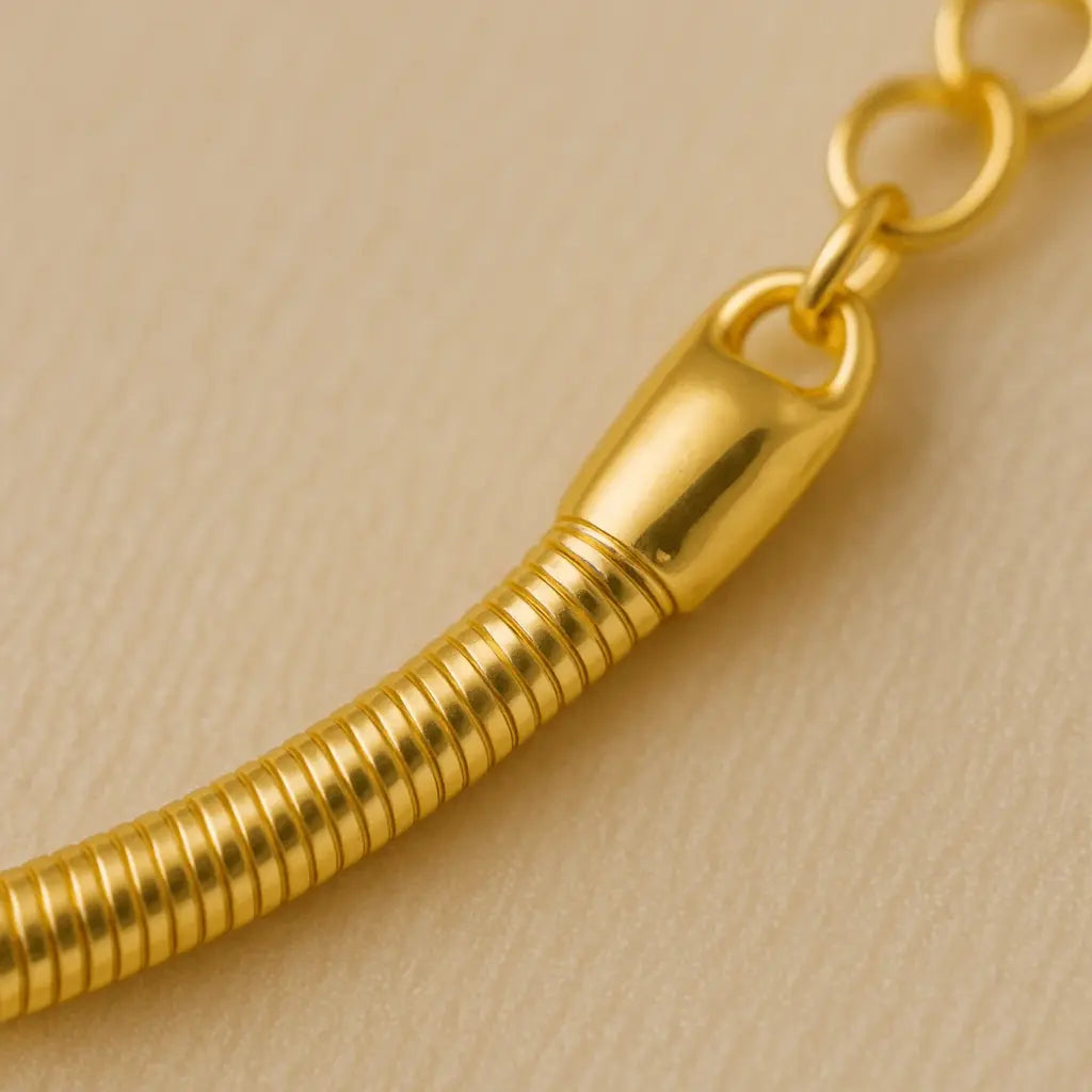 Detalhe macro tornozeleira fio de malha serpente acabamento polido ouro 18k