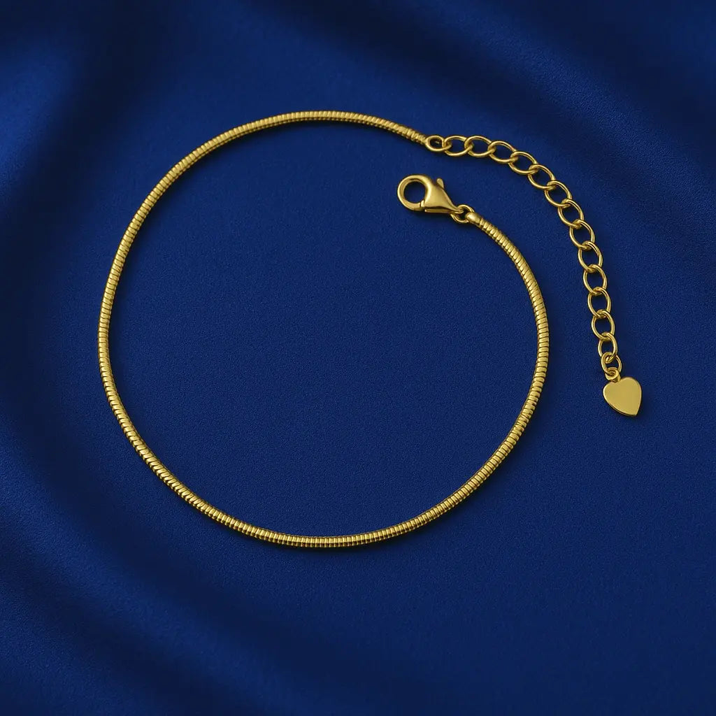 Joia feminina tornozeleira malha lisa delicada sobre fundo veludo azul royal Simplicité
