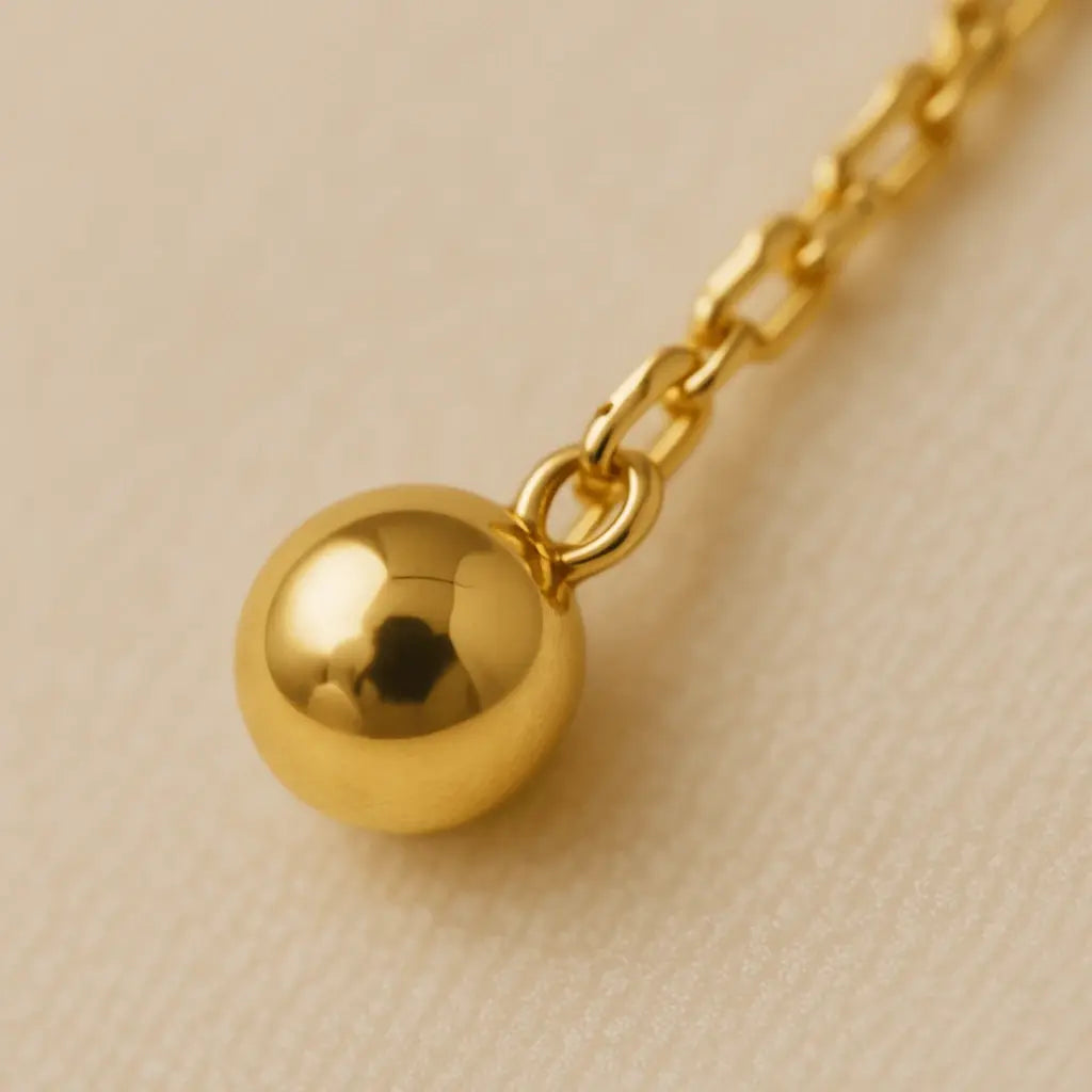 Detalhe macro tornozeleira bolinhas douradas acabamento polido ouro 18k